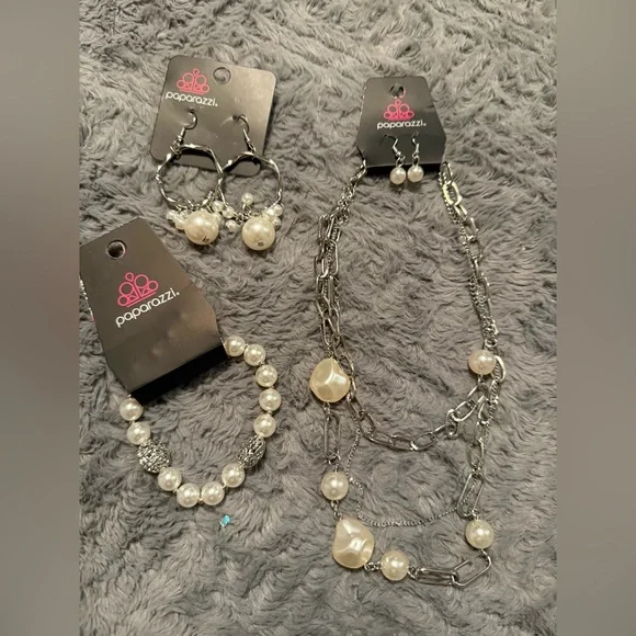 NWT! Paparazzi Silver Jewelry Set with White Pearls - Picture 2 of 6